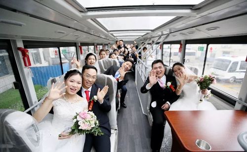 婚车是巴士,婚典在工厂,宇通第十三届集体婚礼工业风